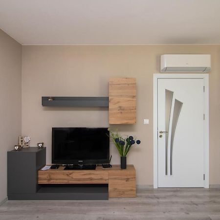 Cozy Flats Nearby Center Free Park Area Apartment Varna Exterior photo