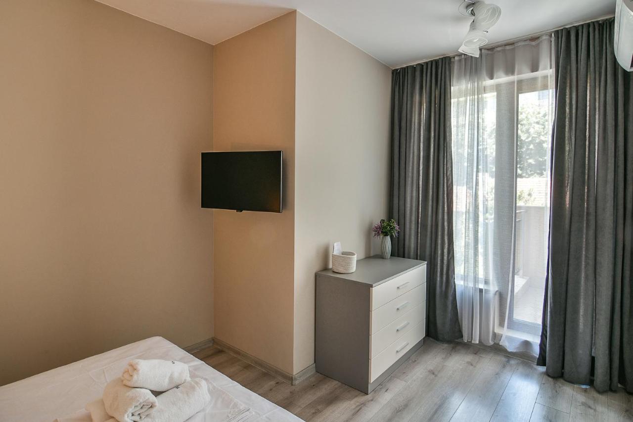 Cozy Flats Nearby Center Free Park Area Apartment Varna Exterior photo