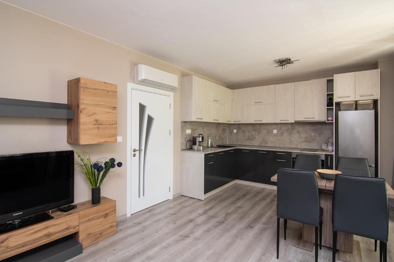 Cozy Flats Nearby Center Free Park Area Apartment Varna Exterior photo